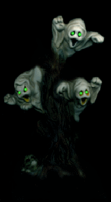 Duchy w drzewie na Halloween